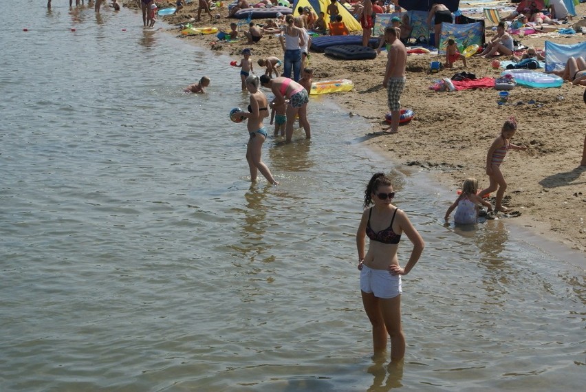 W sobotę nie brakowało chętnych do plażowania nad Pogorią...