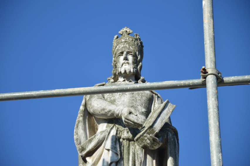 Bochnia. Pomnik króla Kazimierza Wielkiego zniknie z Rynku i trafi do renowacji [ZDJĘCIA]