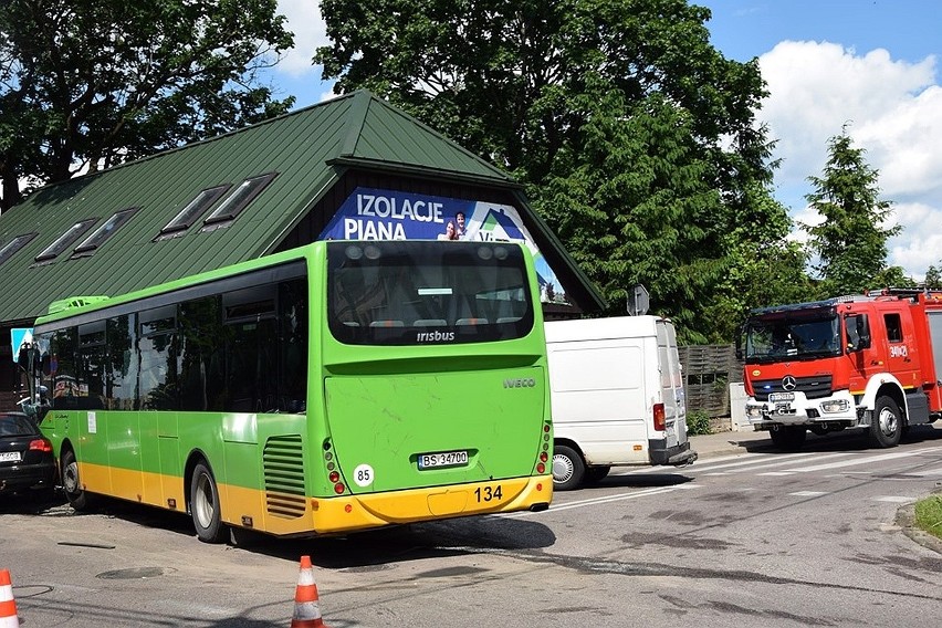 Karambol w Suwałkach. Autobus uderzył w dom, hydrant i VW po...