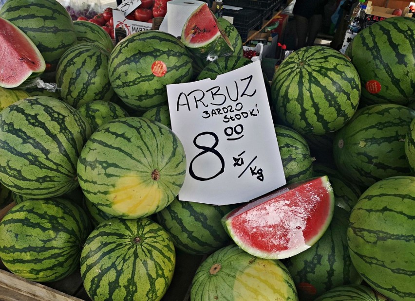 Ceny owoców i warzyw na placu Imbramowskim w Krakowie....