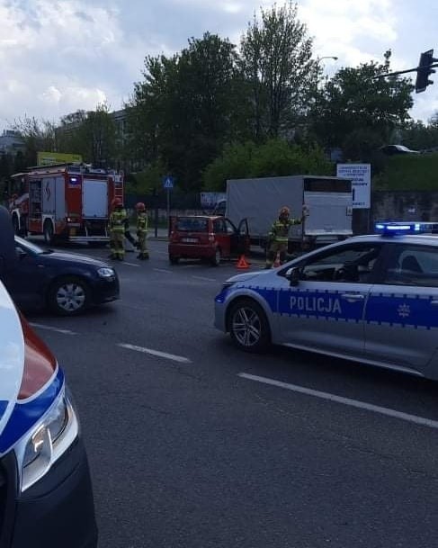 Kraków. Poważny wypadek na skrzyżowaniu ul. Wielickiej i Teligi. Jedna osoba poszkodowana, ruch wznowiono