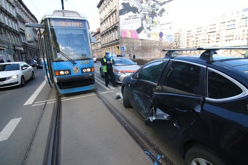 Zderzenie auta z tramwajem nr 3 na skrzyżowaniu Taugutta i...