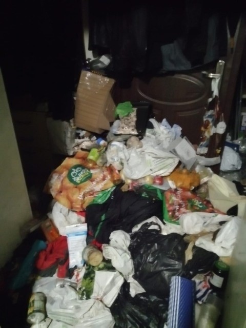 Dąbrowianin zgromadził w mieszkaniu mnóstwo śmieci i...
