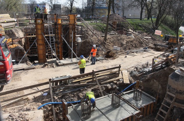 Na budowie nowej kładki nad ulicą Osiedlową zalano betonem obydwa fundamenty. Szykowane są szalunki pod wysokie filary.