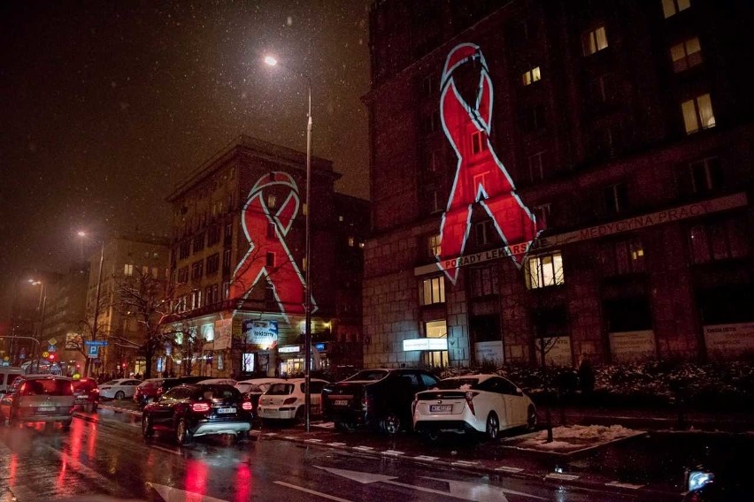 Światowy Dzień HIV/AIDS: Czerwona kokardka na poznańskich budynkach zachęca do testów