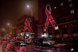 Światowy Dzień HIV/AIDS: Czerwona kokardka na poznańskich budynkach zachęca do testów