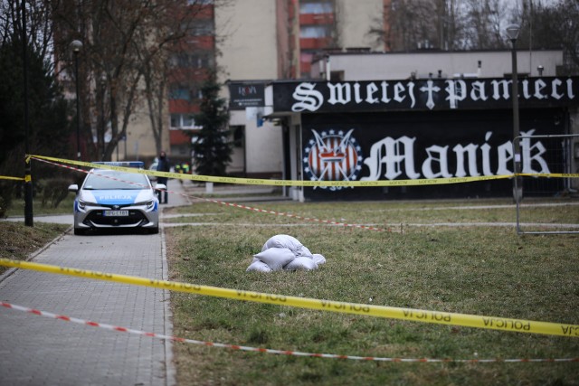 Policjanci do przyjazdu saperów zabezpieczyli granat workami