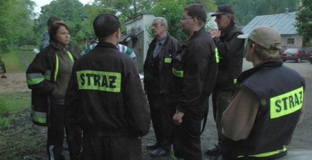 Strażacy-ochotnicy ze Skwierzyny podczas narady w czasie akcji zabezpieczania gospodarstwa położonego tuż przy Warcie. W środku naczelnik Michał Kowalewski.