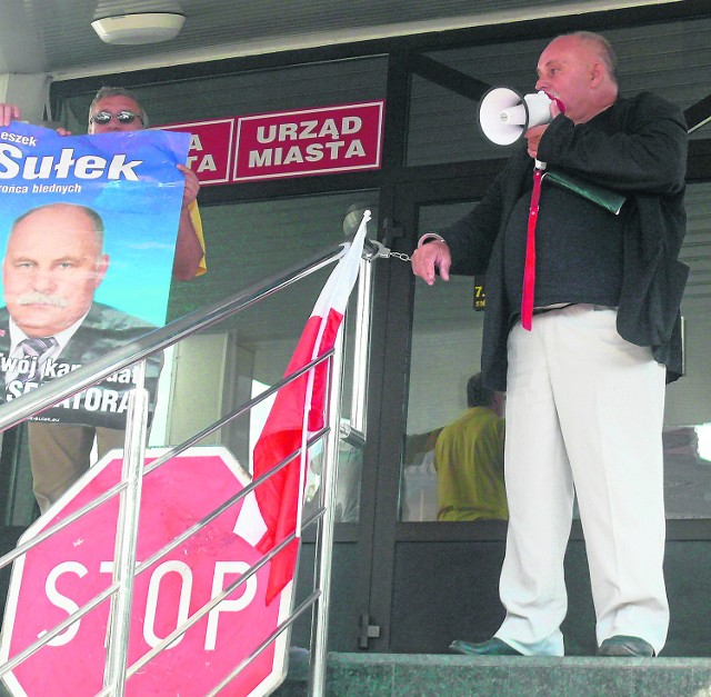 Leszek Sułek przykuty do barierki przed Urzędem Miasta w Ostrowcu.