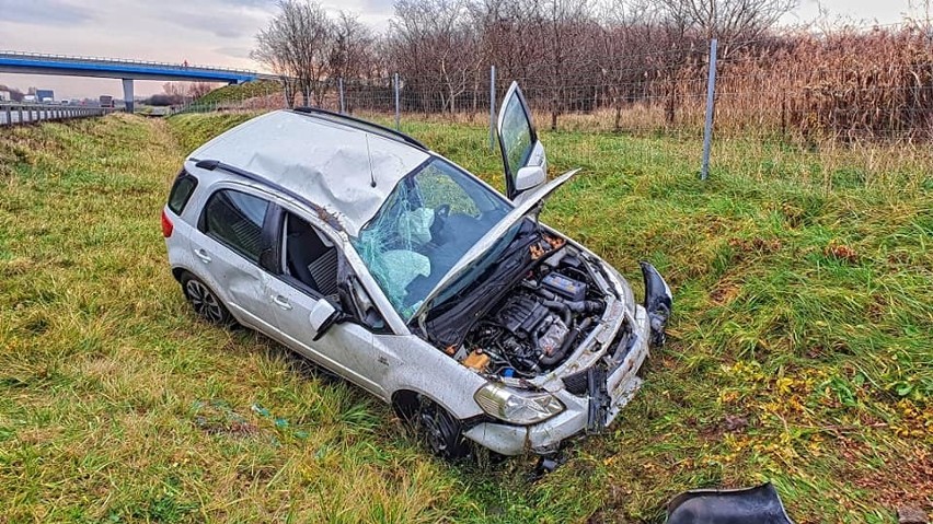 Wypadek na obwodnicy Krakowa. Samochód dachował w rowie [KRÓTKO]