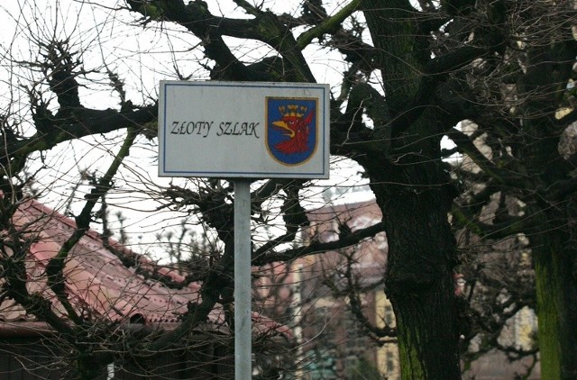 Zloty SzlakZloty Szlak to koncepcja centrum Szczecina, która narodzila sie dziesiec lat temu. Do tej pory udalo sie tylko powiesic tabliczki z nazwą.