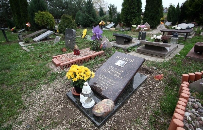 Coraz więcej grobów na cmentarzach dla zwierząt [zdjęcia]