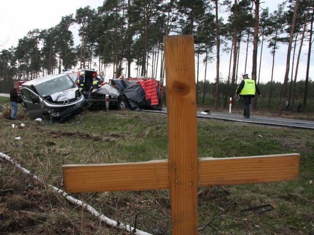 W piątek po południu zdarzył się tragiczny wypadek na drodze krajowej z Zielonej Góry do Nowogrodu Bobrz. Zginęły trzy osoby, kilka zostało rannych. Ofiary wypadku to żołnierze zawodowi z 5 Lubuskiego Pułku Artylerii w Sulechowie.