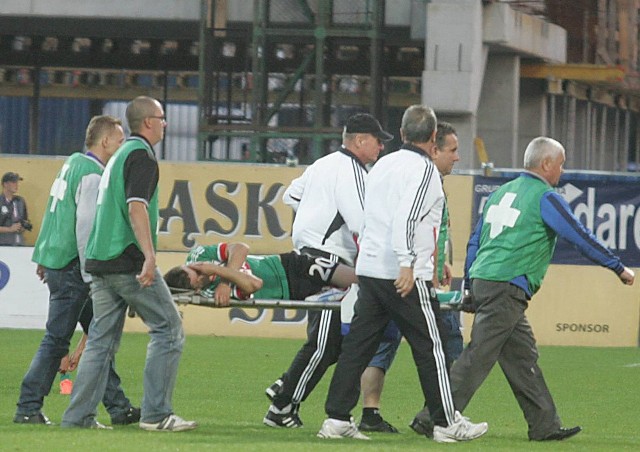 Jakub Kosecki musiał zostać zniesiony z boiska w końcówce meczu i już na nie nie wrócił