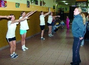 Uczniowie z "dwójki&#8221; muszą ćwiczyć na korytarzu