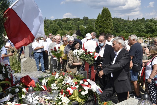 W czwartek 29 lipca uczestnicy spotkania w Sosnowcu upamiętnili 20/ rocznicę śmierci Edwarda GierkaZobacz kolejne zdjęcia/plansze. Przesuwaj zdjęcia w prawo - naciśnij strzałkę lub przycisk NASTĘPNE