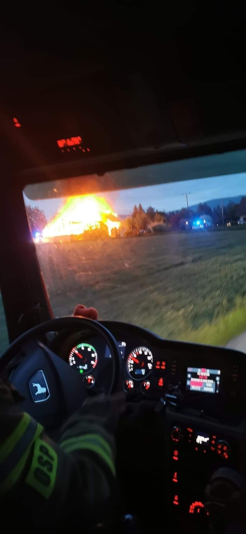 Duży pożar domu pod Jelenia Górą. 19 zastępów strażaków w...