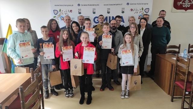 Uczniowie ze szkół gminy Kościerzyna rywalizowali w Turnieju Wiedzy Pożarniczej "Młodzież zapobiega pożarom". Musieli wykazać się wszechstronną wiedzą.