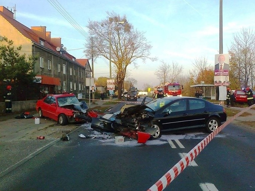 Czołowe zderzenie samochodów na ulicy Poznańskiej w Toruniu, dwoje kierowców w szpitalu [zdjęcia]
