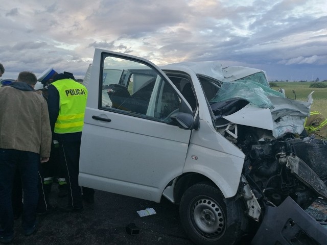 Wypadek autokaru wycieczkowego pod Włocławkiem. Jedna osoba zginęła, a 10 trafiło do szpitala. Policja szuka świadków zdarzenia. Do wypadku doszło w piątek po godzinie 17 w miejscowości Modlibórz (powiat włocławski) na drodze K-91. Zderzyły się tam czołowo samochód dostawczy i autokar przewożący 53 uczestników wycieczki. Natychmiast zostały wysłane wszystkie służby ratownicze. Jak wstępnie ustaliła policja, kierujący samochodem dostawczym volkswagena podczas manewru wyprzedzania nieznanego pojazdu zjechał na przeciwległy pas ruchu i spowodował czołowe zderzenie z autokarem turystycznym.W wypadku na miejscu zginął 45-letni kierowca vw, natomiast 28-letni kierowca autobusu został przetransportowany przez pogotowie lotnicze do szpitala w Płocku. Autokarem podróżowali uczniowie z Lublińca (woj. śląskie) w wieku od 16-17 lat, z których 4 młode osoby zostały przewiezione do szpitala we Włocławku. W pomoc podróżnym zaangażował się burmistrz Lubienia Kujawskiego i Starostwo Powiatowe we Włocławku udostępniając do czasu przyjazdu zastępczego autokaru szkołę w Kłóbce, gdzie młodzież otrzymała ciepły posiłek i pomoc psychologa. Uczniowie zostali również przebadani przez lekarza, który stwierdzić, że jeszcze 5 uczniów powinno trafić do szpitala. Po przeprowadzonych badaniach młodzież wróciła do szkoły. Stamtąd zastępczym pojazdem uczniowie zostali odwiezieni do domu. Droga była zablokowana przez 8 godzin i kierowcy musieli korzystać z objazdu.Obecnie policja pod nadzorem prokuratury prowadzi postępowanie w tej sprawie. W związku z koniecznością ustalenia okoliczności wypadku prosi o kontakt świadków wypadku oraz kierowcę nieznanego pojazdu, wyprzedzanego przez vw. Z policjantem prowadzącym postępowanie można kontaktować się pod numerami tel. 54/414-56-55 lub 414-56-00 i tel. alarmowymi 997, 112.Wypadek w Grudziądzu. Motocyklista nie żyje. Nie miał prawa jazdy