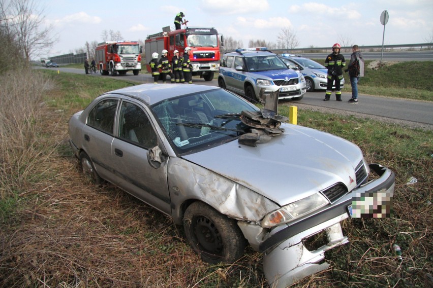 Mitsubishi dachowało z obwodnicy Grębowa, omal nie wpadło na rowerzystów. Kierowca był kompletnie pijany [ZDJĘCIA)