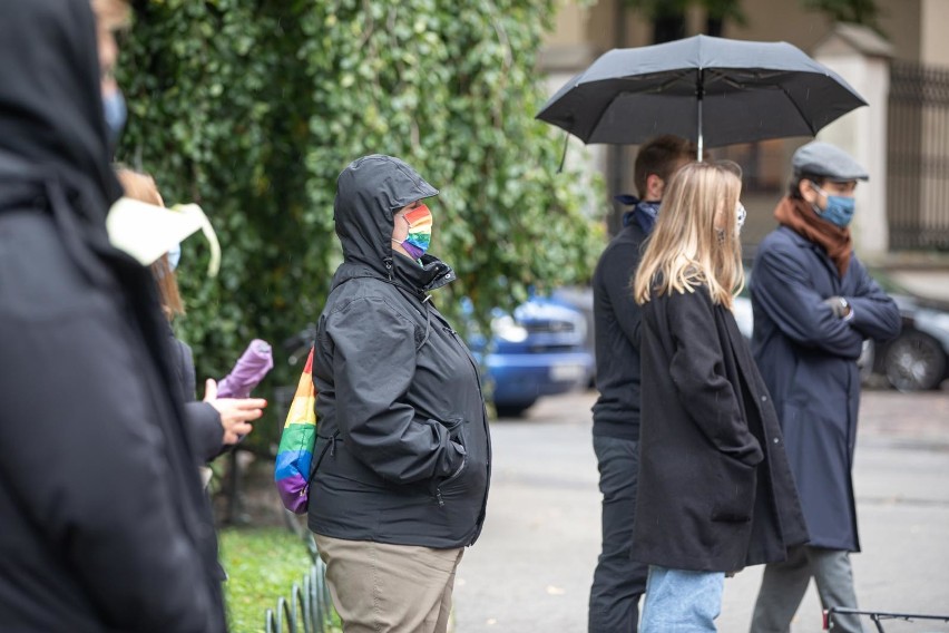 Pikieta w Krakowie. Protestowali przeciwko nominacji Przemysława Czarnka na ministra edukacji narodowej [ZDJĘCIA]