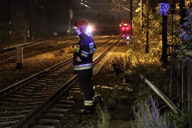 Strażak zabezpieczający miejsce wypadku na torach kolejowych we Wrocławiu. Zdjęcie ilustracyjne.