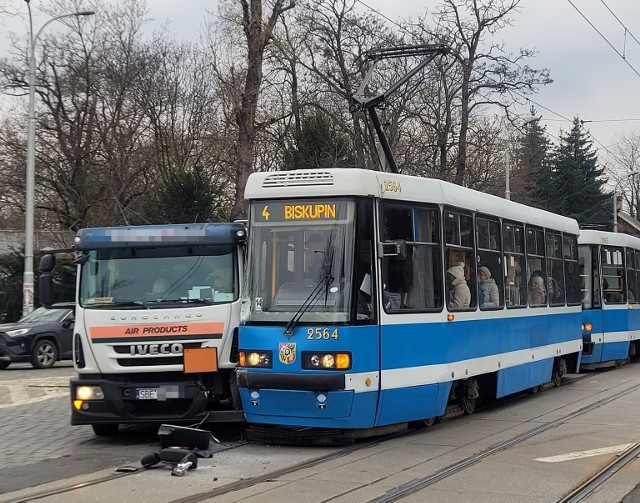 W czwartek (6 marca) we Wrocławiu doszło do wypadku. Pod Halą Stulecia doszło do zderzenia samochodu z tramwajem. Na miejscu pracuje nadzór ruchu, ale objazdów nie wytyczono.