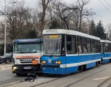 Wypadek pod Halą Stulecia we Wrocławiu. Samochód wjechał w tramwaj. Nadzór ruchu MPK Wrocław już jest na miejscu  