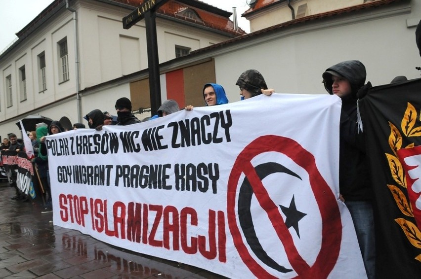 Antyimigracyjny marsz przeszedł ulicami Krakowa [WIDEO, ZDJĘCIA]