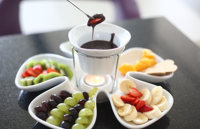 Nie tylko doskonale się prezentuje, ale wyśmienicie smakuje &#8211; czekoladowe fondue serwowane z sezonowymi owocami w Lodomani.