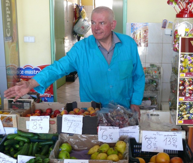 Marian Sikora prowadzi z żoną swój sklep w Kielcach już ponad trzydzieści lat i sprzedaje w nim polskie warzywa. – Ale jest poruszenie i większość klientów woli wiedzieć, co wybiera.