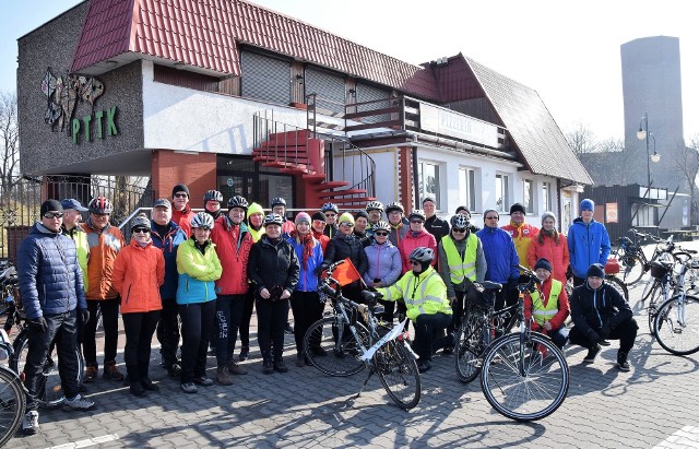 Ponad 30 cyklistów wzięło udział w rajdzie "Rozpoczęcie sezonu rowerowego 2018". Imprezę w sobotę, 10 marca, zorganizowała Komisja Turystyki Rowerowej przy Nadgoplańskim Oddziale PTTK w Kruszwicy. Uczestnicy przejechali ponad 20-kilometrową trasę z Kruszwicy przez Janocin, Grodztwo do Kruszwicy. Po drodze raczyli się smacznymi kiełbaskami i kaszanką w świetlicy Rolniczej Spółdzielni Produkcyjnej w Janocinie. Po drodze odnotowano też potężny wystrzał dętki i opony w jednym z rowerów. Na szczęście właściciel jednośladu mógł liczyć na pomoc kolegów rowerzystów i kontynuować przejazd po wyznaczonej trasie.