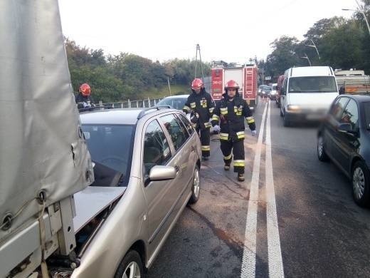 Nowy Sącz. Na ulicy Tarnowskiej doszło do zderzenia samochodów osobowych i dostawczego