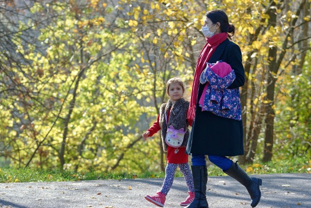 W czwartek 24 marca w Lubuskiem potwierdzono 303 przypadki koronawirusa. Było ich o prawie dwieście mniej niż tydzień wcześniej. Wskaźnik zakażeń spadł do poziomu 29,70 os. na 100 tys. mieszkańców. W Zielonej Górze odnotowano 52 zakażenia, w Gorzowie - 49, w powiecie międzyrzeckim - 29, nowosolskim - 28, gorzowskim - 20, krośnieńskim - 20, żarskim - 19, żagańskim - 18, strzelecko-drezdeneckim 17, sulęcińskim - 13, zielonogórskim - 11, słubickim - 10, wschowskim - 10, świebodzińskim - 6, a w przypadku jednego zakażenia nie podano lokalizacji.Nieznacznie poprawiła się sytuacja w lubuskich szpitalach. W czwartek było w nich 244 zakażonych (o trzy osoby mniej niż w środę), z których dziesięć (o jedną mniej) było podłączonych do respiratora.W całym kraju potwierdzono 8994 zakażenia. Poinformowano też o 146 zgonach związanych z COVID-19. Dwanaście z nich było w Lubuskiem. Zmarło pięć osób z powiatu zielonogórskiego, dwie z krośnieńskiego, dwie z nowosolskiego, dwie z Zielonej Góry i jedna z Gorzowa.Czytaj również:Obowiązek noszenia maseczek zniesiony