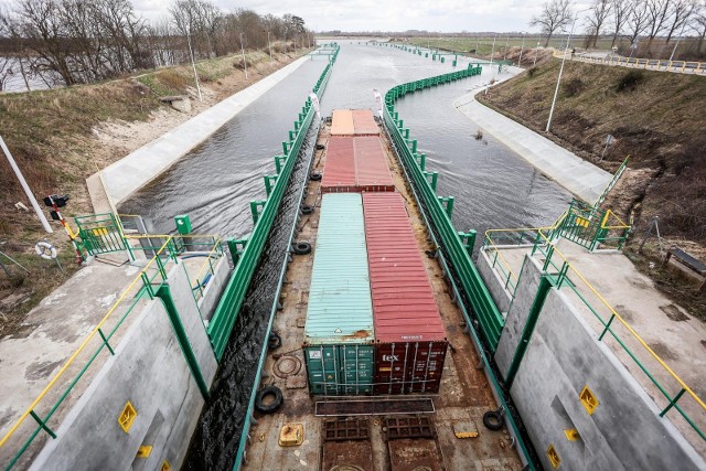 Pilotażowy rejs kontenerowy dolną Wisłą - Wisła cargo 2021. Pierwszy  komercyjny rejs kontenerowy z Gdańska do Chełmna