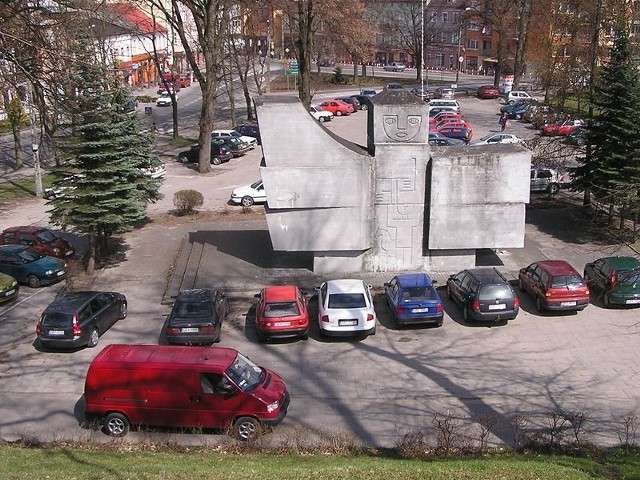 Parking na placu Krofeya w Bytowie. Za kilka miesięcy ma być płatny.