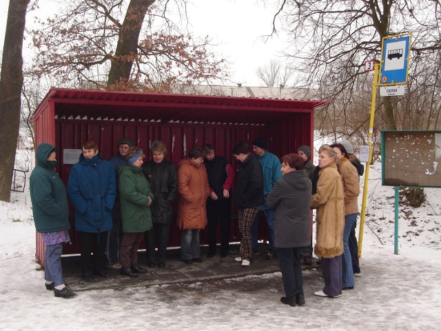 W soboty i niedziele mieszkańcy Sułkowa na darmo czekają na autobus Miejskiego Zakładu Komunikacji w Stargardzie. Pozostaje im nadzieja, że dyrekcja MZK wprowadzi kolejne zmiany w rozkładzie jazdy i autobus znowu tam przyjedzie.
