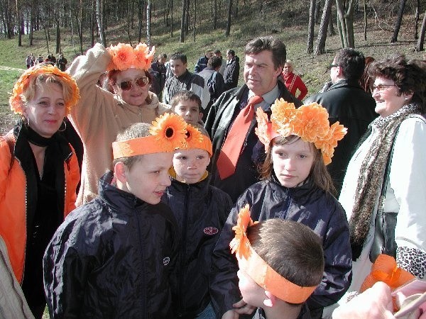 Większość ludzi, która przybyła do Pniew,  przybrała pomarańczowe elementy strojów,  włożyła pomarańczowe krawaty, chustki. W ten  sposób chcieli zaprotestować przeciwko  nielegalnej wycince drzew nad jeziorem.