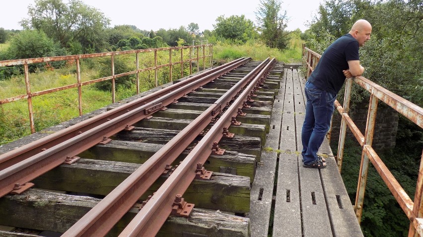 - Tymi torami, tym mostem, niegdyś kursowały pociągi....