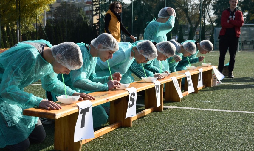 ZSZ nr 1 w Ostrołęce obchodzi stulecie. Otrzęsiny klas pierwszych i inauguracja roku sportowego w „metalówie”. 5.10.2021. Zdjęcia