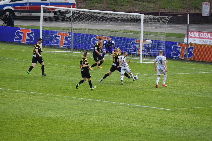 Górnicze derby w Jastrzębiu padły łupem GKS-u Tychy.