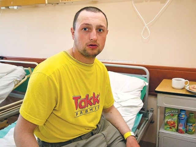 Radek Agatowski, niepełnosprawny intelektualnie 25 &#8211; latek, opuścił dziś oddział psychiatryczny kołobrzeskiego szpitala. Nie wróci za kratki, bo sąd wstrzymał wykonanie zasądzonych mu kar.