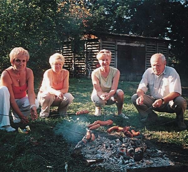 Od lewej: Zbysława Leszczyńska, Krystyna Gola, Henryka Szewczyk, Irena Kowalczyk i Jerzy Lizurej  podczas wspólnego grilla.