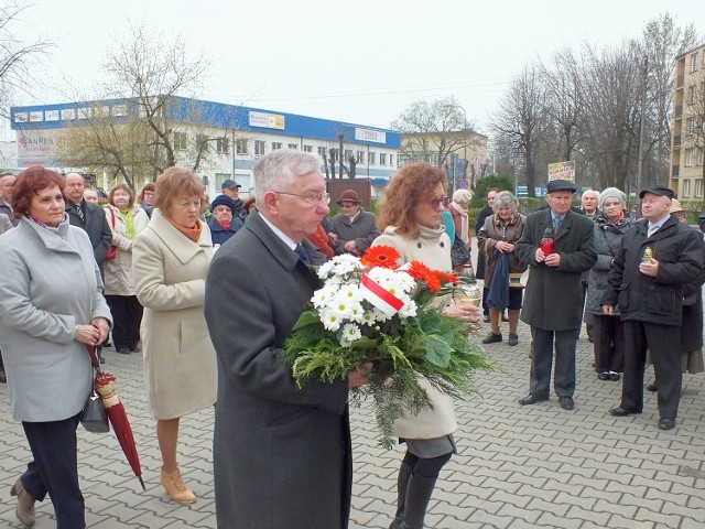 Kwiaty składają poseł Krzysztof Lipiec i wojewoda Agata Wojtyszek