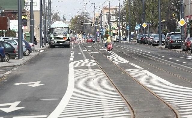 Na jezdni wymalowane są już pasy.