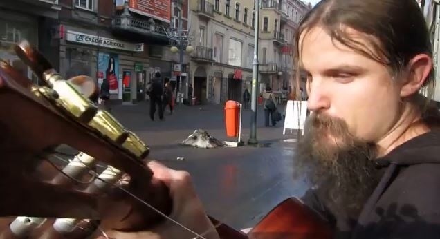 Mariusz Goli - wspaniały uliczny grajek z Katowic improwizuje [WIDEO]