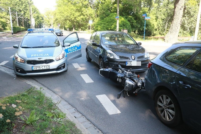 Wypadek dwóch aut i motocykla na Mickiewicza. Młoda motocyklistka w szpitalu (ZDJĘCIA)