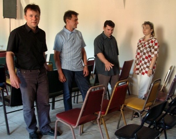 Barbara Ślazyk, Bogdan Krakowski, Roman  Ślazyk oraz Jarosław Zawrat pokazują, gdzie  będzie znajdować się stołówka dla  potrzebujących.