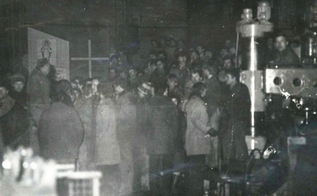 Strajkujący w Ursusie gromadzili się m.in. przy ołtarzu, który zbudowali w jednej z hal zakładu.